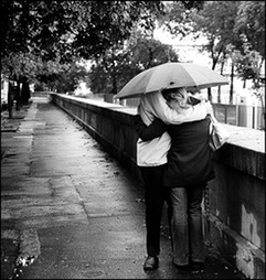 casal na chuva